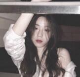 很自然地称赞他的妻子很漂亮