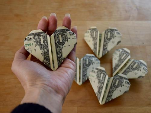 小编整理了一些有关家庭关系和金钱的句子