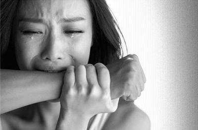 看上去沉稳而悲伤