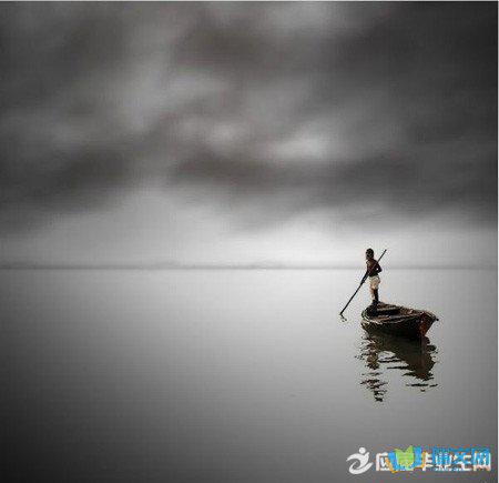 介绍性说明：雨水像银灰色的粘性蜘蛛丝一样