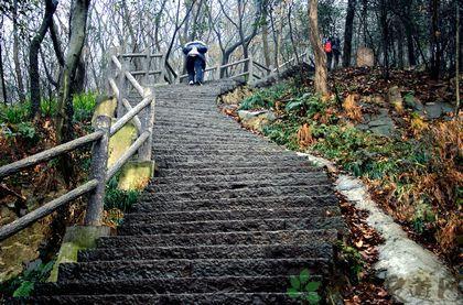 让我们看一下小编编写的有关描述攀登雪山乐趣的句子