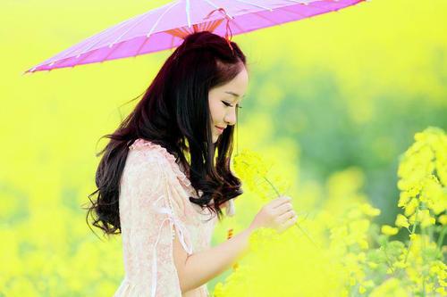 双筒望远镜似乎有成千上万的感情和不满