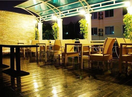 在餐桌上谈判了几家公司