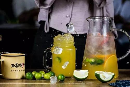 夏天的到来会让人们感到有些凉快和快乐