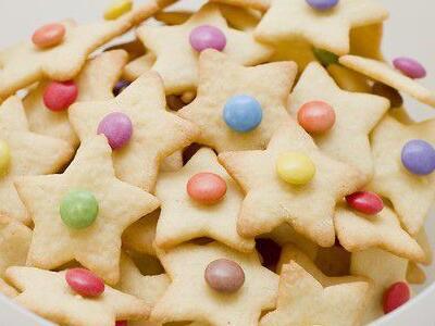 我相信情人节那天会有人捧着一束玫瑰对我说：小姐