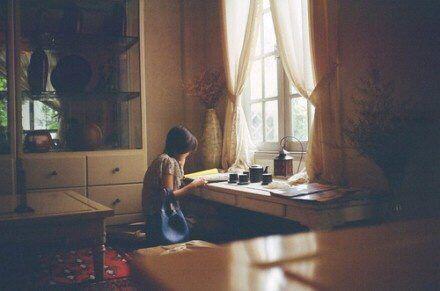 月光像一条柔软的银色纱线从窗户上掉下来