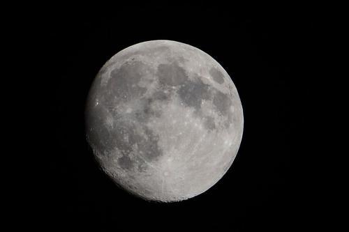 以下是关于月球的一句话