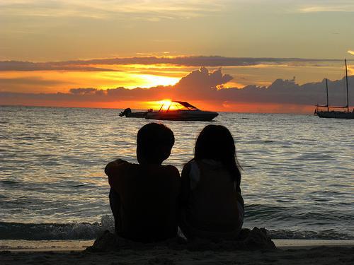 在长长的凉亭外