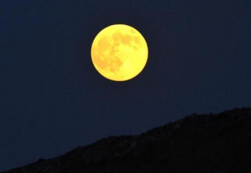 碧玉与天空中嵌有像玉一样的香蕉