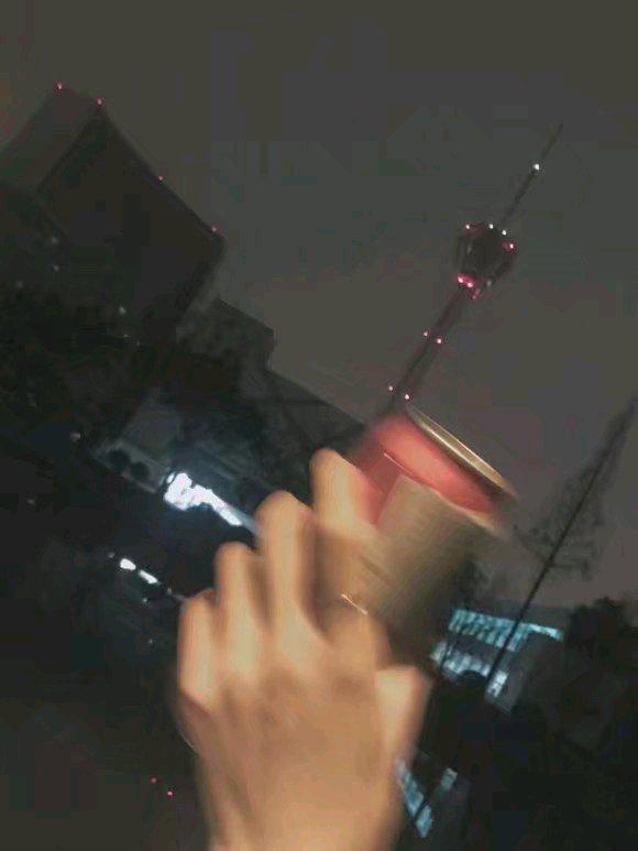 月亮像发夹一样小