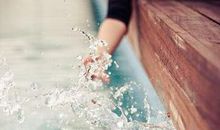 关于经典的句子：我们只能一边活着一边失去