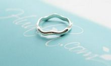 经典爱情短句子：我才不要和你说晚安，我要和你睡一起