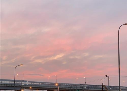 看到美丽的日落光芒总会使我们感觉良好