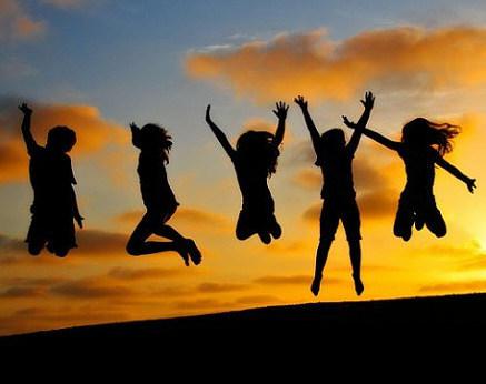 我认为友谊是一双温柔的手