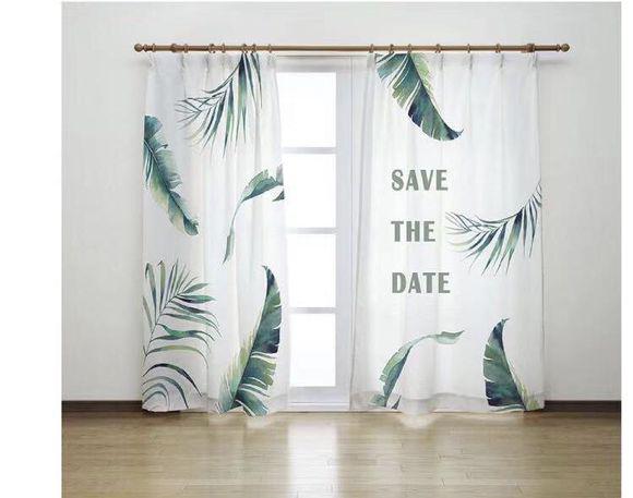 月亮从树林的边缘升起