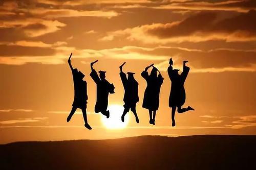 毕业季节是快乐和悲伤的一天