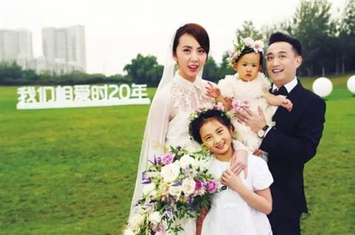 这两个孩子在一起长大