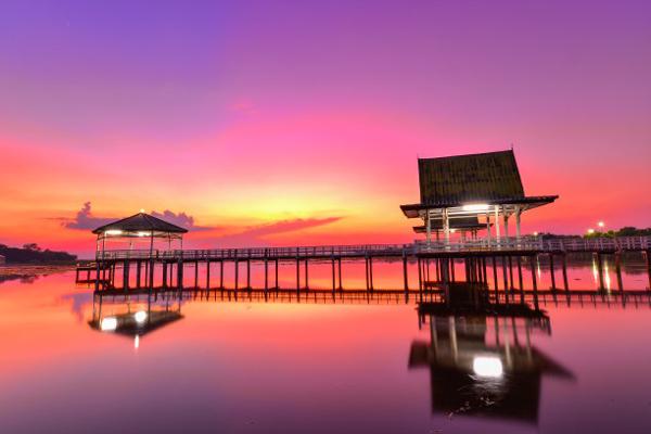 高耸的山脉是寂静的