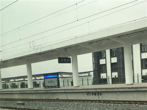 有很多人从高铁站来回