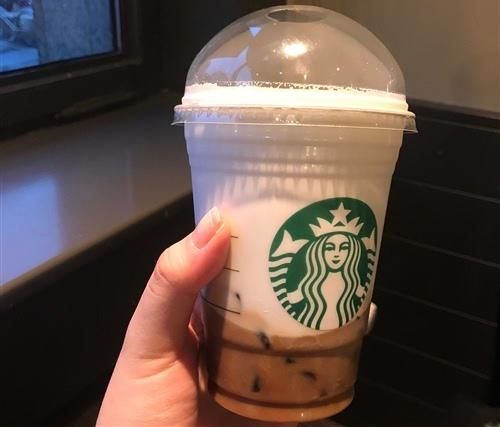 很多人喜欢去星巴克喝咖啡