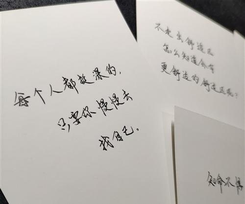 现在每个人都通过手机进行联系