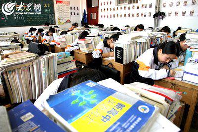 学生来回走来走去