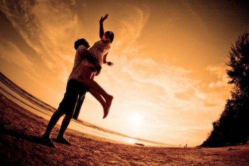 我们经常看到的风景是：一个人总是抬头羡慕别人的幸福