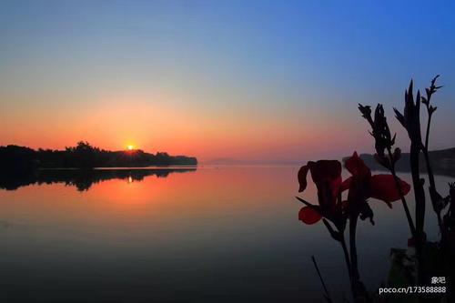 一股急速的溪流来了