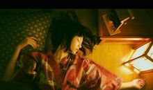 躲在被窝里哭的说说