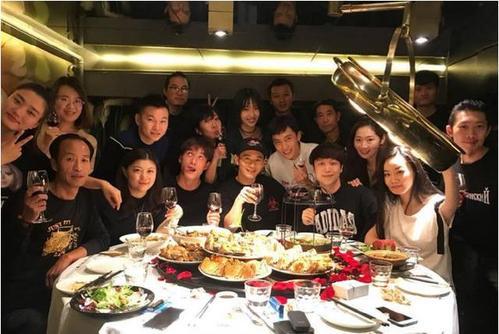 让我们看一下小编为表达公司同事晚宴的欢乐而编写的一句话