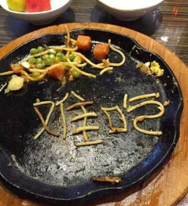 一个农夫用菜刀追赶一只公鸡