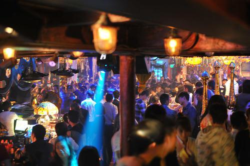 我们来看看小编编的关于快乐酒吧的句子