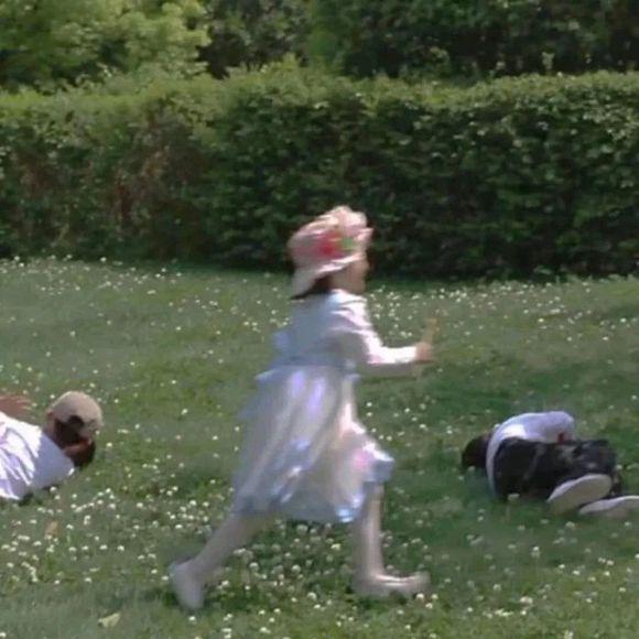 根鸟脚下出现了一片纯净的戈壁沙漠