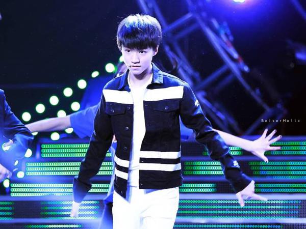 黑色短而柔软的头发