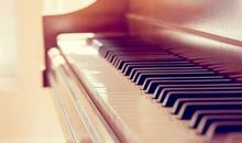 关于伤感的语句：后来熬夜成瘾，也习惯了没人关心