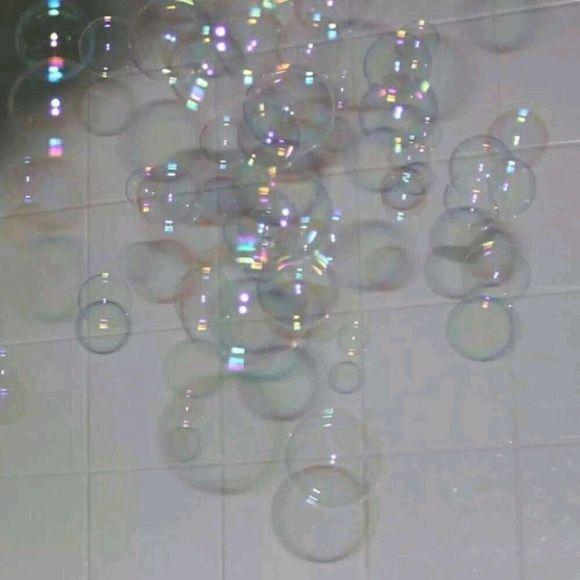 秋天的女孩在苹果树上荡秋千