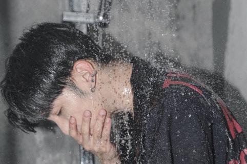 感情的冷漠使人感到冰冷