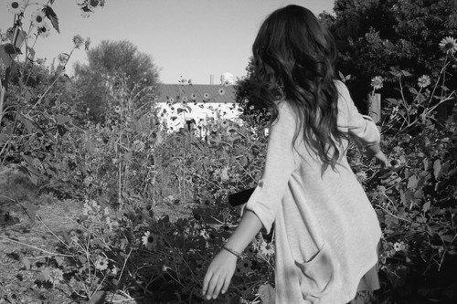 他变得深情和恼怒