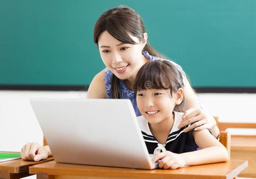 请欣赏编辑所写的关于老师的年轻快乐的快乐句子