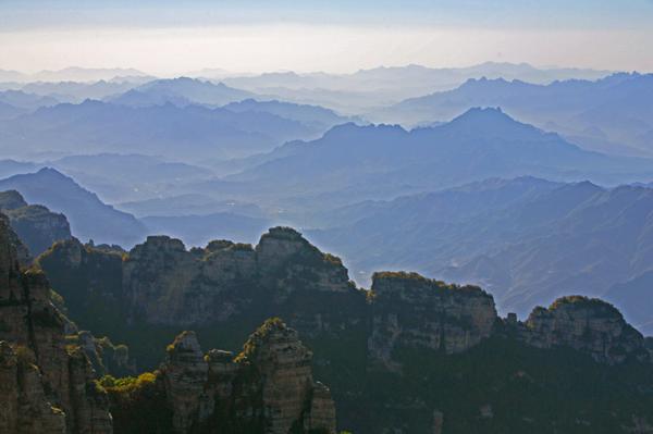 她有一条宏伟的河川和山脉