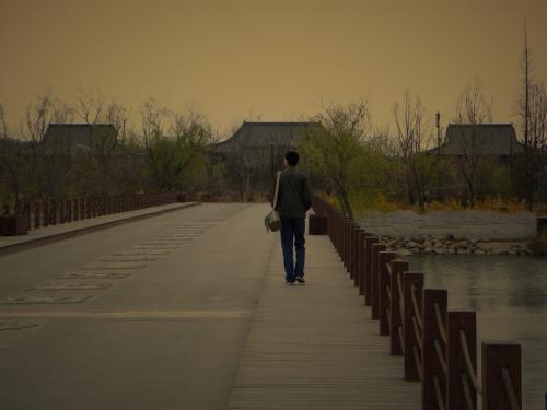 有些人在风吹雨打中送晚餐