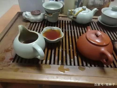 窗外的雪花像蝴蝶一样漂浮着