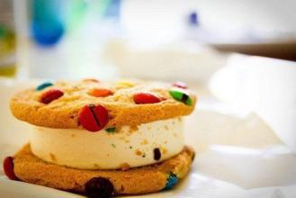 请享受由编辑者组织的简单而快乐的句子来谈论您的心情