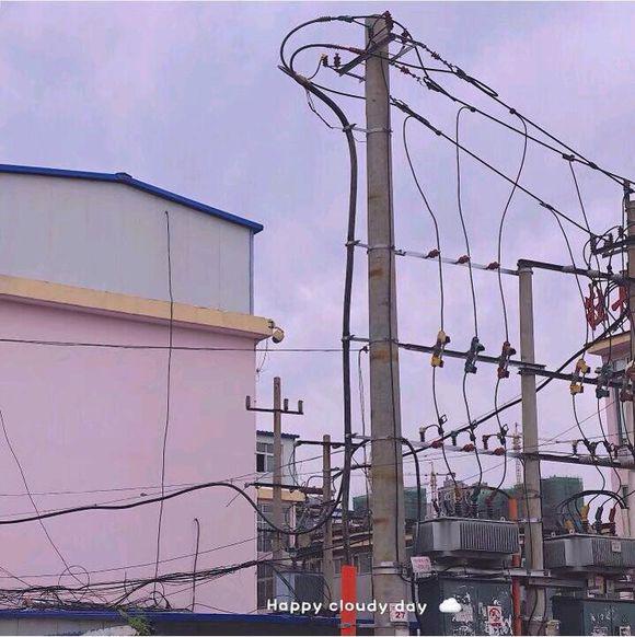 她镀银的脸上露出温柔的微笑