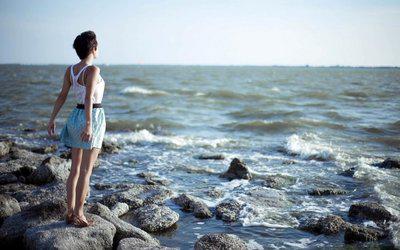 早晨的第一缕阳光照亮了你的小窗户