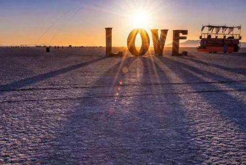 让我们来看看编辑所编的有关希望您和您的情人幸福的句子