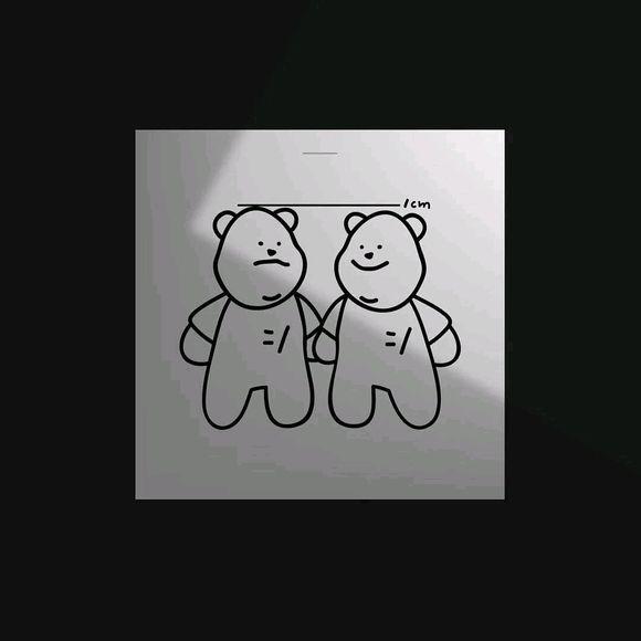 她镀银的脸上露出温柔的微笑