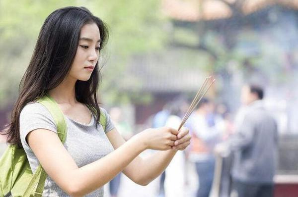 去庙里烧香是祈福的一种方式