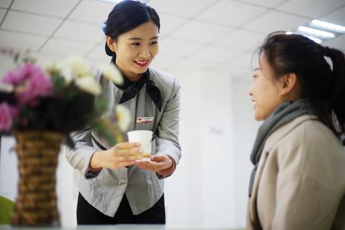 微笑使您看起来更加自信和迷人