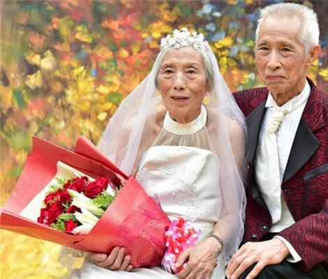 它象征着这对夫妻经历了60年的风风雨雨